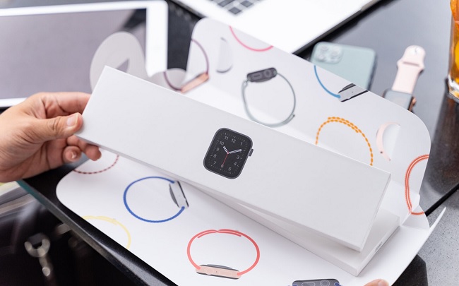 Bên trong hộp là một hộp giấy khác được in mặt đồng hồ lên phía trước