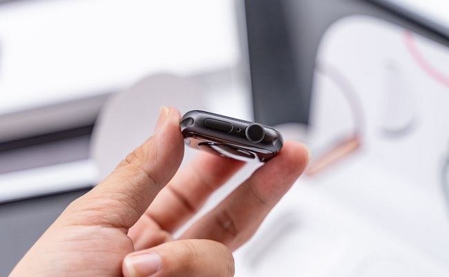 Cạnh phải của đồng hồ có lỗ mic, phím điều khiển Digital Crown và phím nguồn