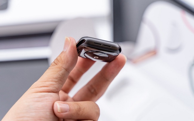 Trong khi cạnh trái được bố trí dải loa ngoài nhằm phục vụ việc nghe nhạc và gọi thoại