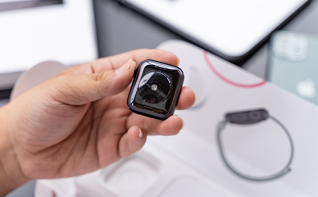 Mặt dưới của đồng hồ được phủ sapphire, gốm siêu bền và tích hợp cảm biến đo nhịp tim