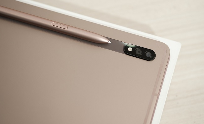 Bút S Pen được đặt trên một đường với camera đôi