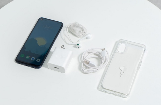 Mở hộp OPPO A52: Phụ kiện đi kèm máy 