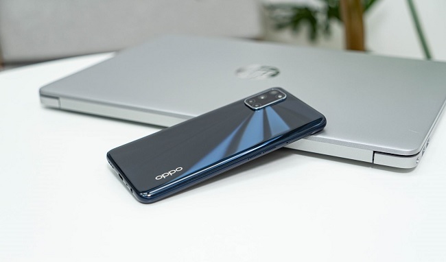 Nút tăng giảm âm lượng và khay sim được đặt ở cạnh trái