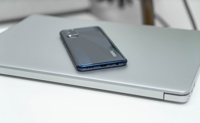 Cạnh dưới là vị trí của loa ngoài, USB-C, mic thoại, jack cắm 3.5mm