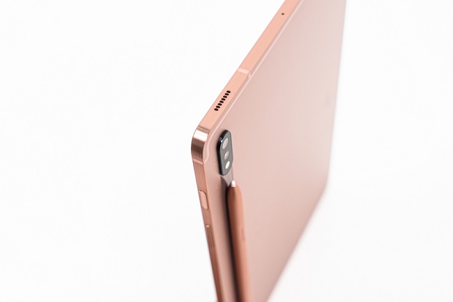 Phía trên là loa ngoài và micro