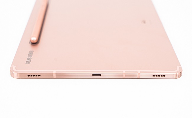 Phía dưới tablet là hai loa ngoài và cổng USB Type-C
