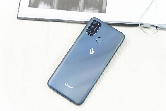 Mặt lưng được hoàn thiện từ nhựa nhưng vẫn bắt mắt