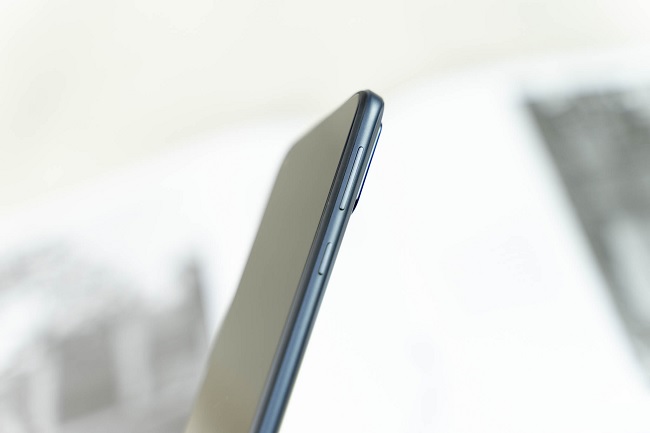 Cạnh phải là các nút vật lý quen thuộc