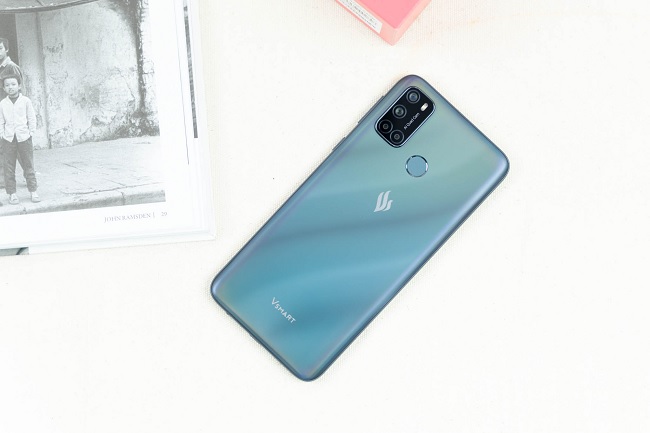 Mặt lưng máy là họa tiết vân ánh sáng