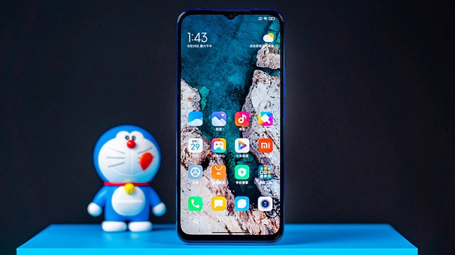 Mi 10 Youth Doraemon Limited Edition bên cạnh chú mèo máy