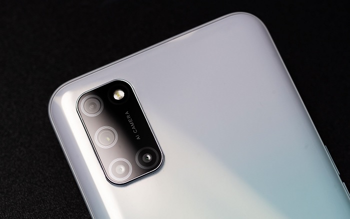 OPPO A52 được trang bị cụm 4 camera trong khi OPPO A53 là 3 camera