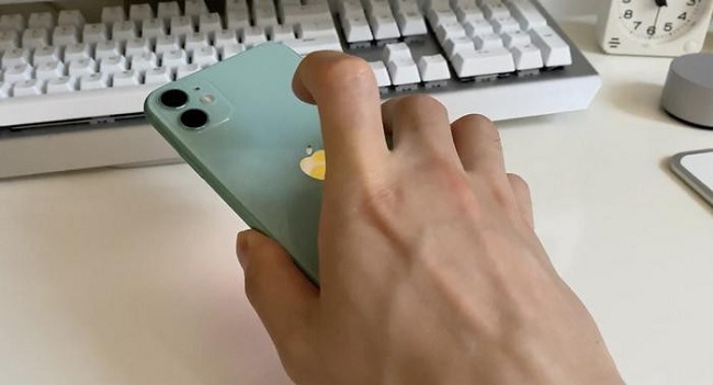 Gõ vào mặt lưng iPhone để thực hiện các thao tác như chụp ảnh màn hình, tăng giảm âm lượng