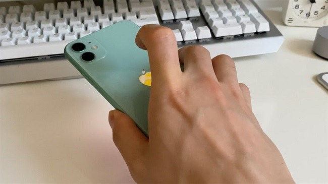 Chỉ cần gõ lên mặt lưng là bạn có thể chụp ảnh màn hình