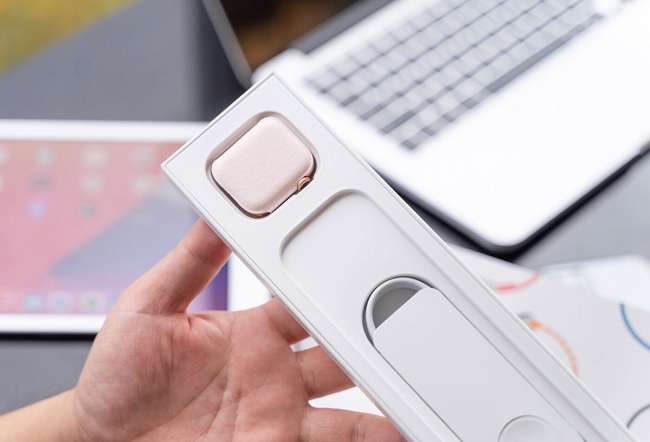 Trong hộp không bao gồm cáp sạc