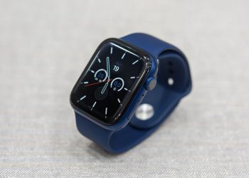 trên tay Apple Watch Series 6 màu Xanh blue