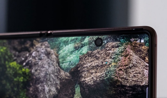Màn hình thiết kế đục lỗ chứa camera selfie