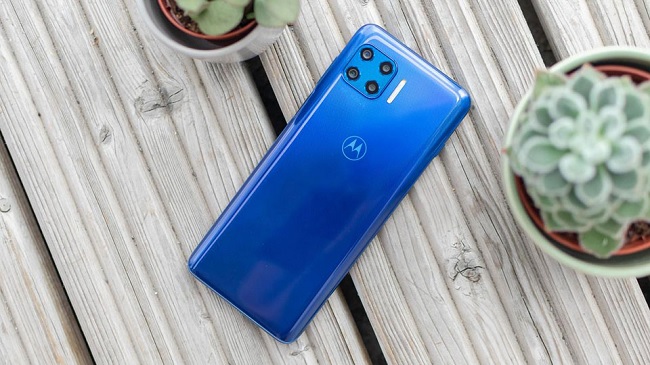 Phần viền tương đối dày nhưng mang đến cảm giác chắc chắn khi trên tay Motorola Moto G 5G Plus