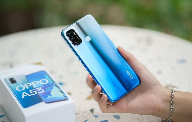 Trên tay OPPO A53 với mặt lưng bóng bảy