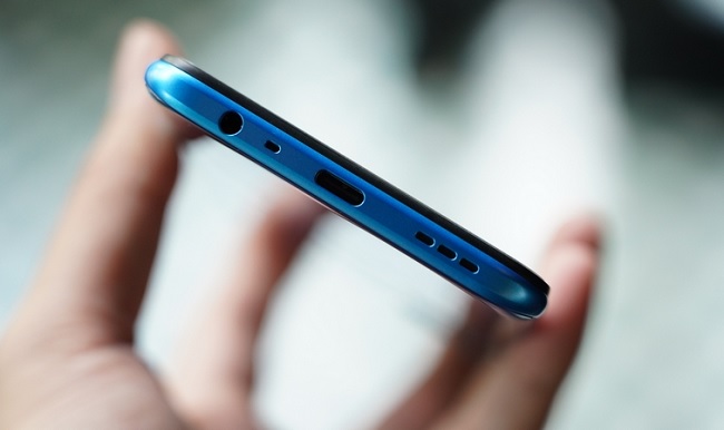 Cạnh dưới máy được trang bị jack cắm tai nghe 3.5mm, cổng USB-C, loa ngoài và 1 mic thu âm