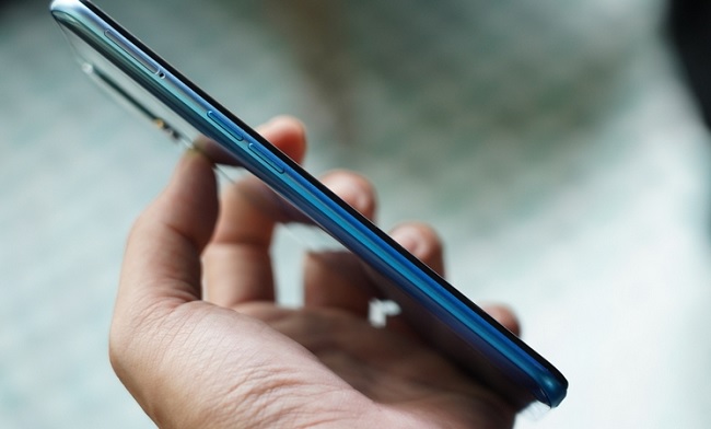 Còn cạnh trái là vị trí đặt khay SIM, phím bấm vật lý tăng giảm âm lượng