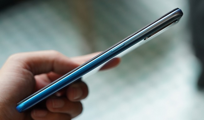 Cạnh phải chỉ có duy nhất nút nguồn