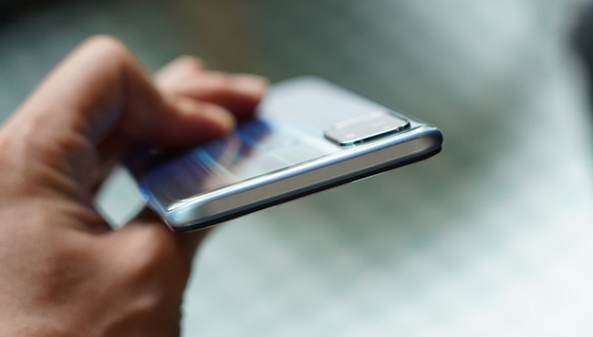 Còn cạnh trên thì được làm trơn tru không có chi tiết nào