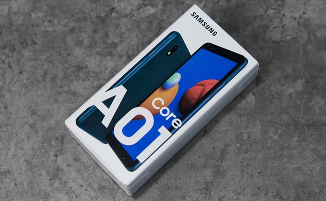 Hộp đựng Galaxy A01 Core có in hình máy bản màu xanh
