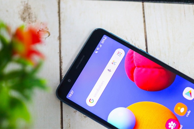 Phía trước là camera selfie 5MP