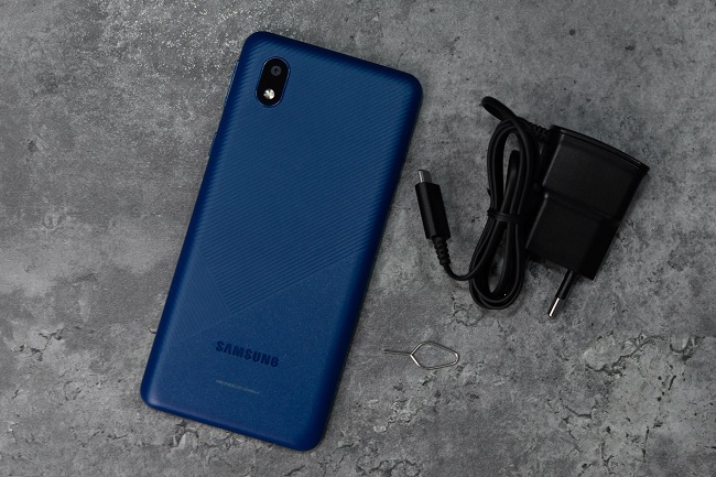 Phụ kiện sạc, que chọc SIM đi cùng máy