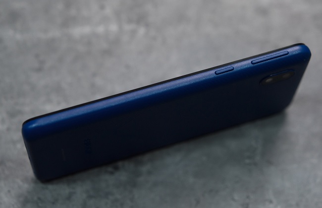 Cạnh phải là các nút vật lý tăng giảm âm lượng và nút nguồn