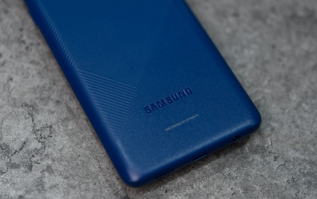 Hoạ tiết 3D mặt lưng tạo điểm nhấn cho máy