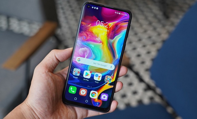 Trên tay Vsmart Joy 4 có thiết kế mềm mại