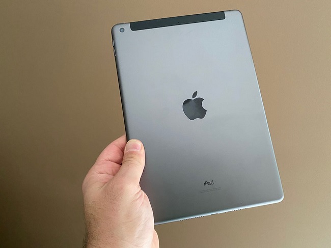 Trên tay iPad 8th 2020 với ngoại hình quen thuộc