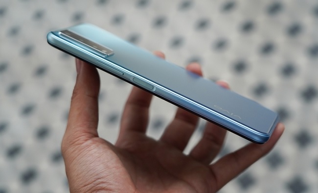 Nút nguồn được tích hợp cảm biến vân tay và phím tăng giảm âm lượng được đặt bên cạnh