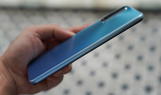 Khay SIM và thẻ nhớ được đặt trên cạnh trái