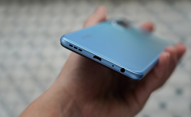 Cạnh đáy gồm: loa ngoài, cổng kết nối micro, mic thoại và jack tai nghe 3.5mm