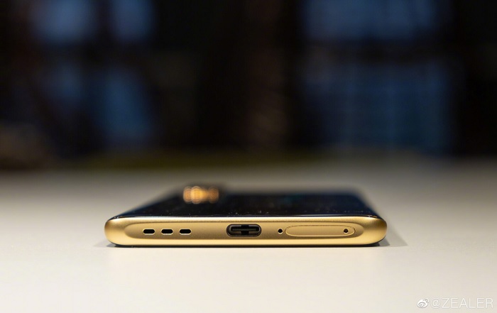 Cạnh đáy có màu vàng sang trọng với loa ngoài, cổng USB-C, mic và khay cắm thẻ sim