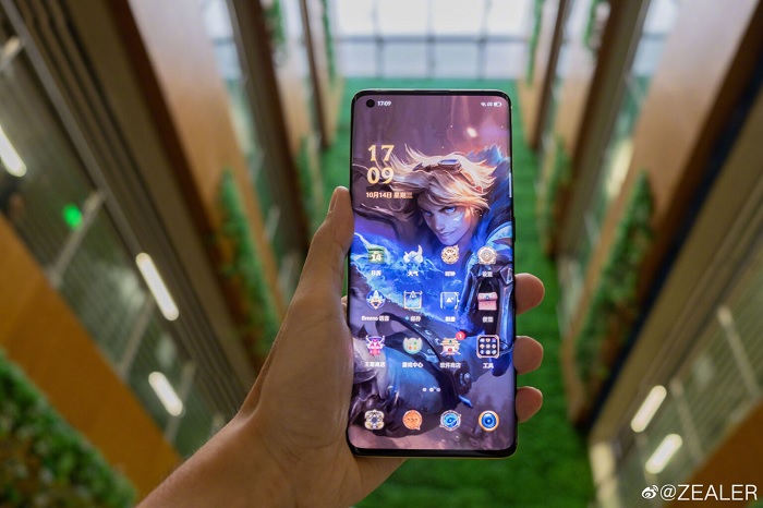 Giao diện máy được lấy hình nền, các biểu tượng và nhạc chuông từ game Liên Minh Huyền Thoại