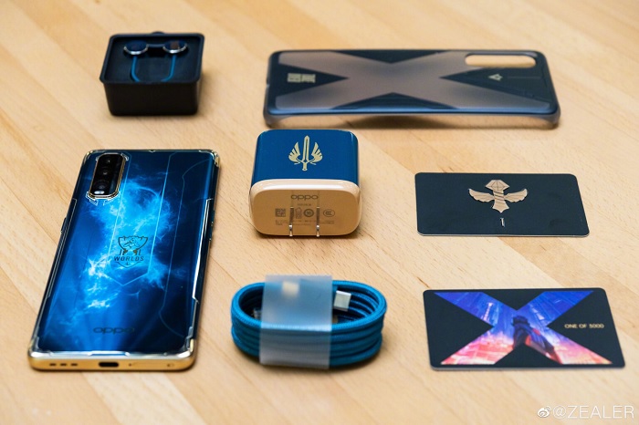 Các phụ kiện đi kèm máy gồm: cáp sạc, tai nghe, ốp lưng, củ sạc, que chọc sim và card đặc trưng màu Xanh lam