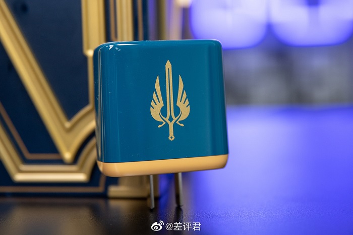 Cận cảnh củ sạc được in logo Liên Minh Huyền Thoại