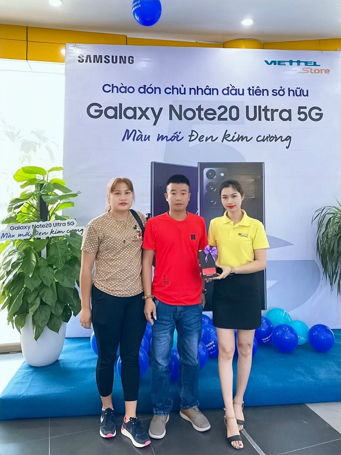 Khách hàng đến nhận máy và chụp hình lưu niệm tại siêu thị Viettel Store