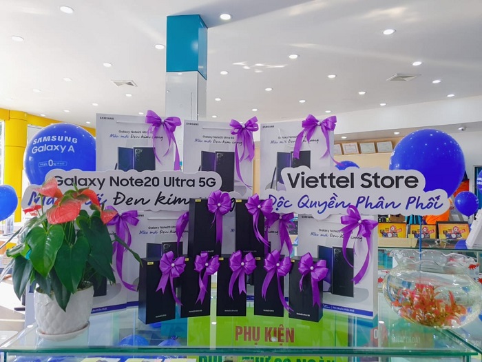 Tại các siêu thị, công tác chuẩn bị khai mạc lễ trả hàng và mở bán Galaxy Note 20 Ultra 5G màu Đen kim cương đã sẵn sàng