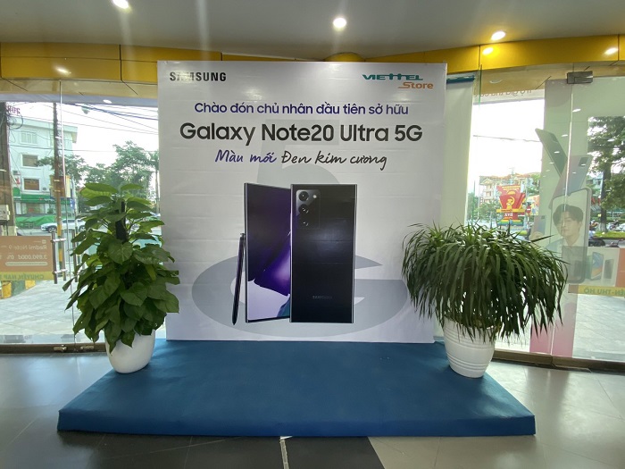 Tại các siêu thị, công tác chuẩn bị khai mạc lễ trả hàng và mở bán Galaxy Note 20 Ultra 5G màu Đen kim cương đã sẵn sàng