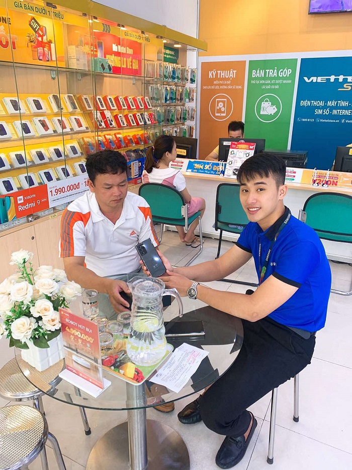 Khách hàng đến nhận máy và chụp hình lưu niệm tại siêu thị Viettel Store
