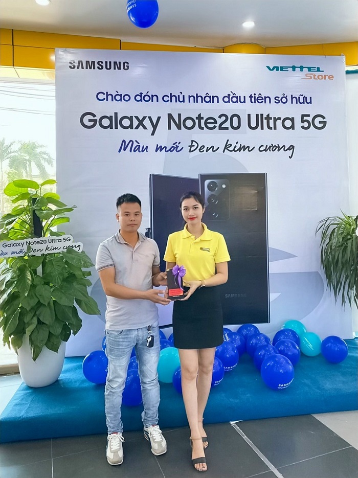 Khách hàng đến nhận máy và chụp hình lưu niệm tại siêu thị Viettel Store