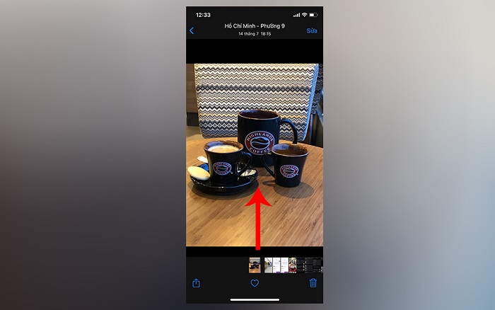 Mở hình ảnh cần thêm chú thích và vuốt từ dưới lên