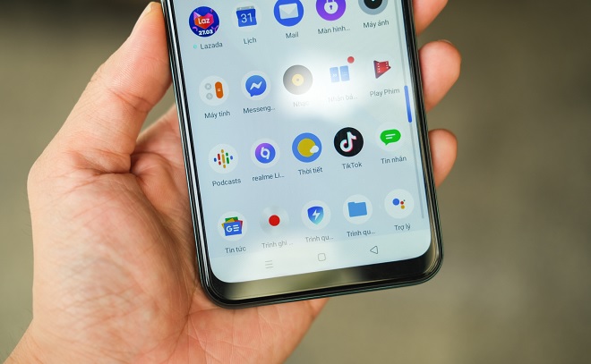 Viền dưới máy còn khá dày