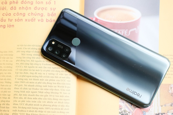 Mặt lưng ấn tượng với đường cắt chéo