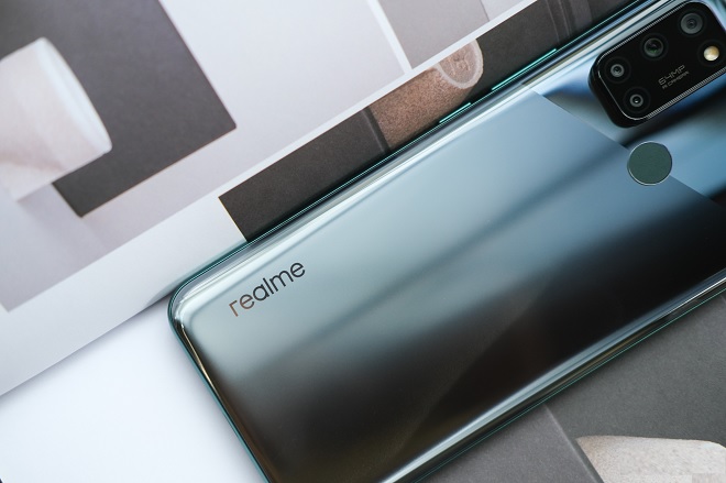 Dòng chữ thương hiệu Realme xuất hiện quen thuộc ở mặt sau