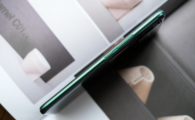 Cạnh phải máy là nút nguồn và nút tăng giảm âm lượng